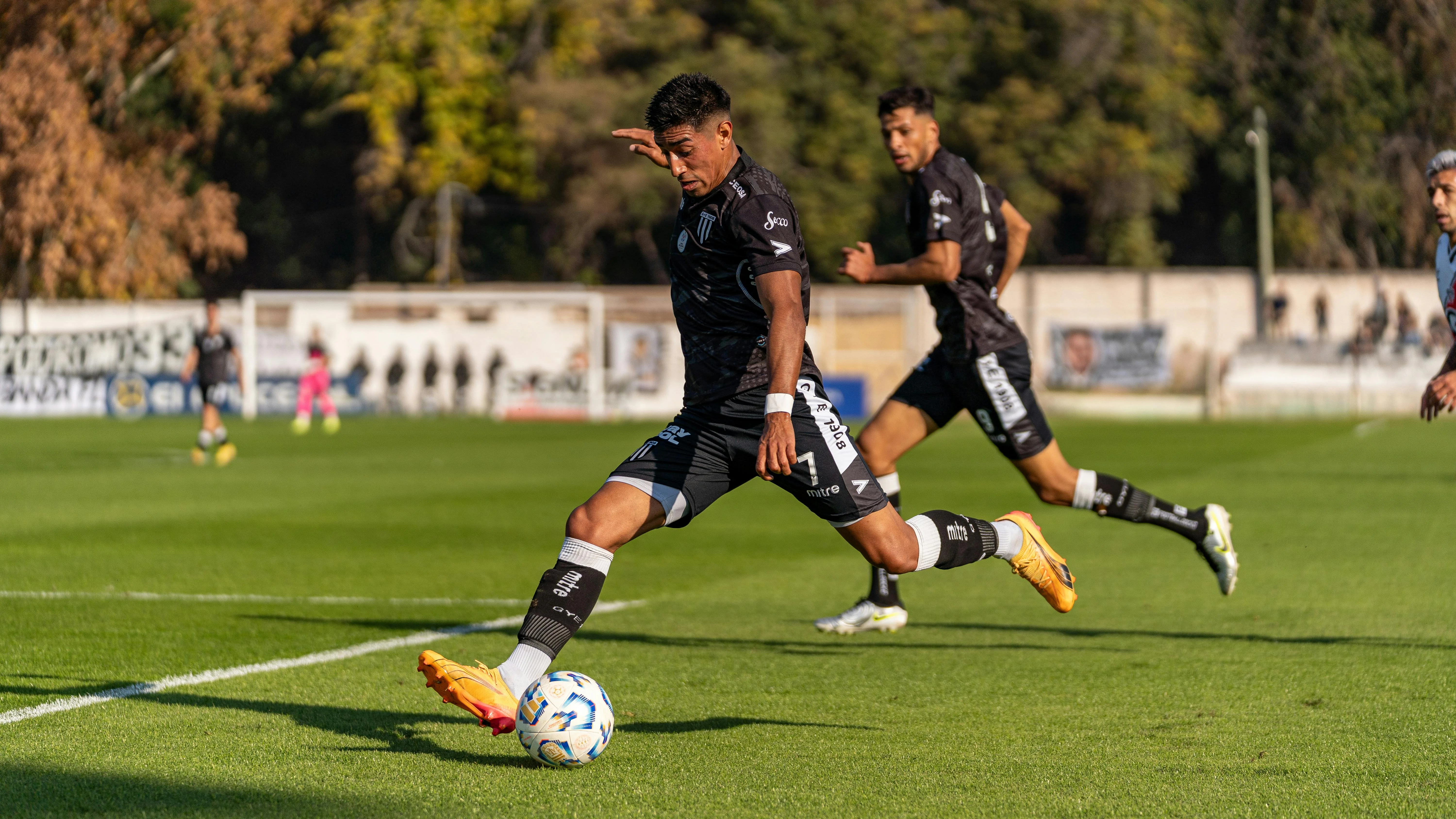 英超联赛足球比赛精彩对抗瞬间